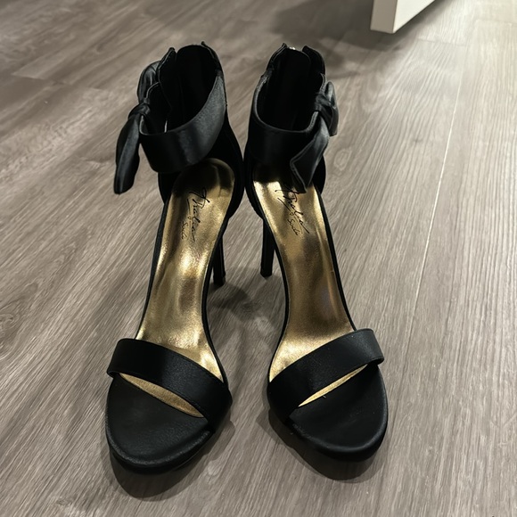 Thalia Sodi Bow Heels - Picture 3 of 11